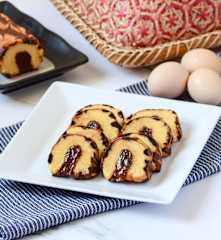 Kek Tapak Kuda (Horseshoe Cake)