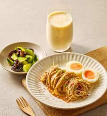 早餐（荞麦热干面、木耳拌黄瓜、木瓜奶昔、溏心蛋）