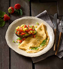 Avocado mit Mango-Erdbeer-Füllung und Omelette