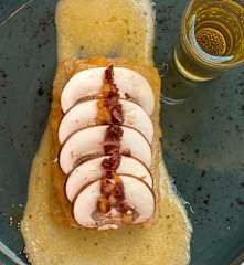 Penca de acelga rebozada rellena de bechamel, crema de aceite de oliva, hongo laminado y polvo de ibérico.
