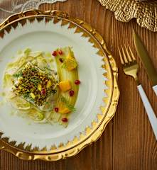 Baccalà in crosta di pistacchi, olio agli agrumi finocchi e melagrana