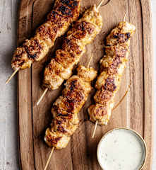 Espetadas de frango com molho de iogurte e kiwi