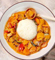 Curry di verdure e tempeh