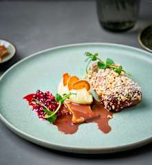 Hertenfilet, pastinaak-aardappelpuree, wortelchips, eryngii, veenbessen