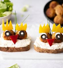 Pane integrale con crema spalmabile al formaggio e polpette di pollo