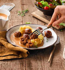 Vegane Bällchen mit Rahmsauce und Kartoffelstampf