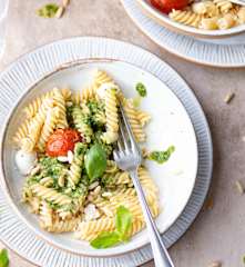 Massa à italiana com pesto e tomate-cereja confitado (vegetariana)