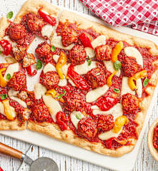 Pizza con albóndigas en salsa de tomate picante, mozzarella y pimiento asado