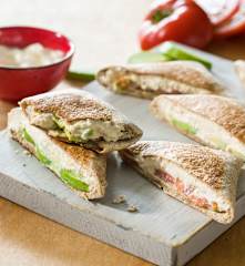 Quesadillas de pavo, huevo duro y aguacate