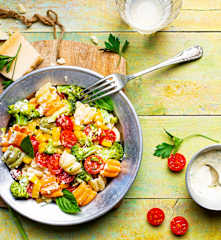 Ensalada de pasta con salsa de parmesano
