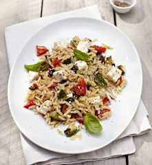 Risoni-Salat mit Feta und Oliven