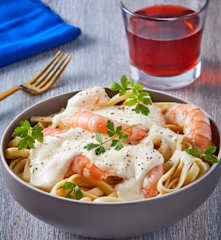 Fetuccini con salsa Alfredo y camarones