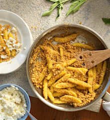 Schupfnudeln mit Salbeibröseln und Topfen