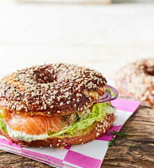 Laugen-Bagels mit Lachs und Frischkäse-Senf-Creme