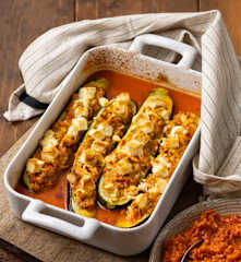 Gefüllte Zucchini mit Tomatenreis