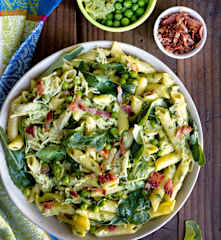 Ensalada de pasta con pollo, arvejas y salsa de palta