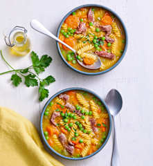 Soupe de bœuf aux légumes et fusilli