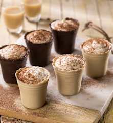 Bicchierini di cioccolato ripieni di mousse al whisky