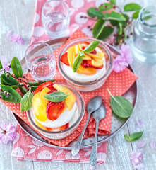 Crème glacée à la vanille, fraises, pêches et basilic