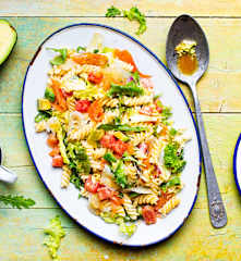 Ensalada de pasta con sandía y ahumados