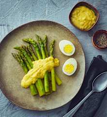 Uova, asparagi e salsa bernese (Bimby Friend)