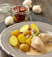 Dušené kuřecí paličky v bylinkovém másle s bramborami