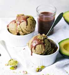 Avocado-ijs met Chocoladesaus