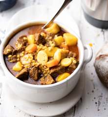 Cholent d'hiver aux légumes et au bœuf