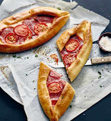 Pide mit Tomaten, Bergkäse und Mozzarella