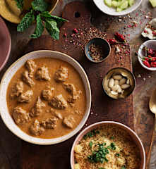 Curry de cordero y cuscús con pepino y menta en cocción lenta
