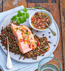 Pavés de saumon, lentilles vertes et sauce à l’oignon rouge