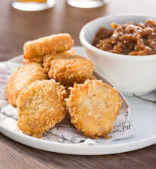 Nuggets de cerdo crujientes con chutney