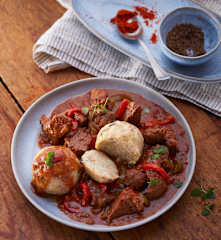 Rindergulasch mit Semmelknödeln
