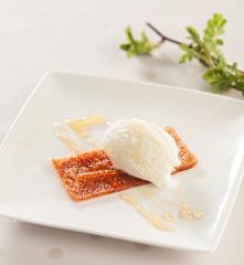 Helado de queso de cabra con sirope de cerveza