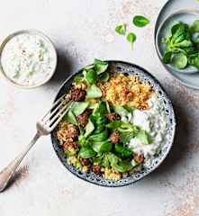 Bol de cuscús con albóndigas y tzatziki