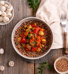 Kasza gryczana z sosem pieczarkowo-pomidorowym