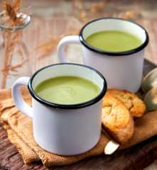 Vellutata di cavoletti di Bruxelles e lattuga