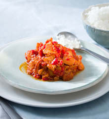 Sepia en salsa de pimiento rojo con arroz blanco