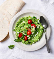 Wraps de pois, tomates cerises et houmous à la feta