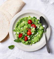 Wrap di hummus di piselli, pomodorini e feta