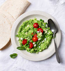 Wraps mit Erbsen-Feta-Dip und Kirschtomaten