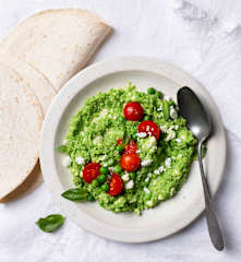Wrap di hummus di piselli, pomodorini e Feta