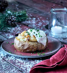 Gefüllte Ofenkartoffeln mit Sour-Cream-Dip
