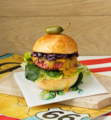 Rindfleisch-Oliven-Burger mit karamellisierten Zwiebeln