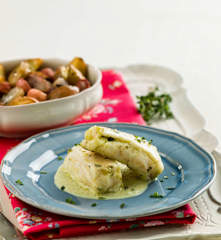 Medalhões de pescada a vapor com batatas novas e rabanetes