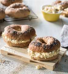 Roscas de espelta y miel con relleno de huevo duro y pepinillos