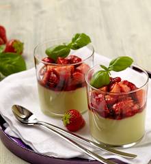 Krém z bílé čokolády s balzamikovými jahodami