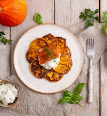 Placki z dyni z twarożkiem ziołowym i łososiem