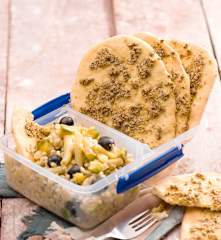 Libańskie chlebki z zatarem i sałatką z kaszy pęczak