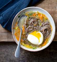 Bouillon de légumes, soba et œufs mollets
